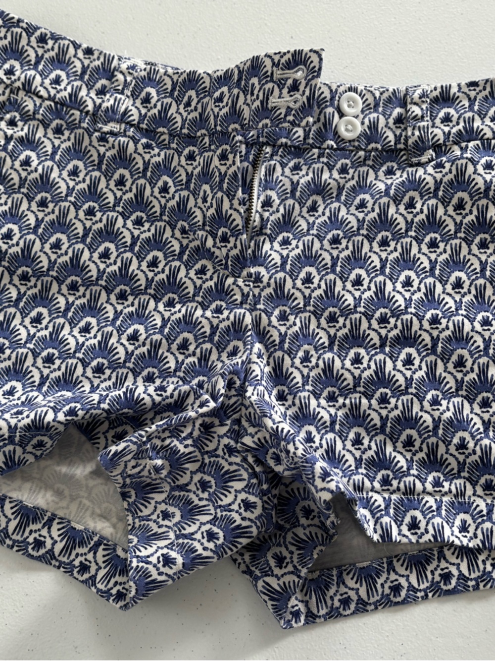 Vineyard Vines Women's Chino Shorts Geometric Blue White Size 4 Stretch Cotton